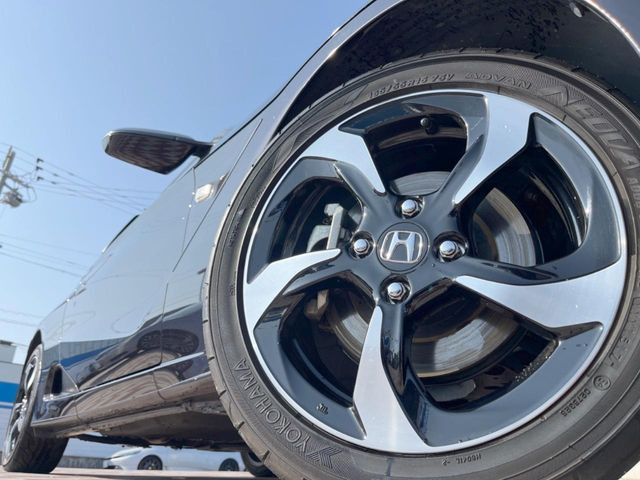 �y����16�C���`�A���~�z�C�[���z�O�ςɃ}�b�`���������A���~�z�C�[���𑕒����Ă���܂��B�e��ЊO�A���~�z�C�[����A�X�^�b�h���X�^�C�����戵�����Ă���܂��B���񂲑��k����������