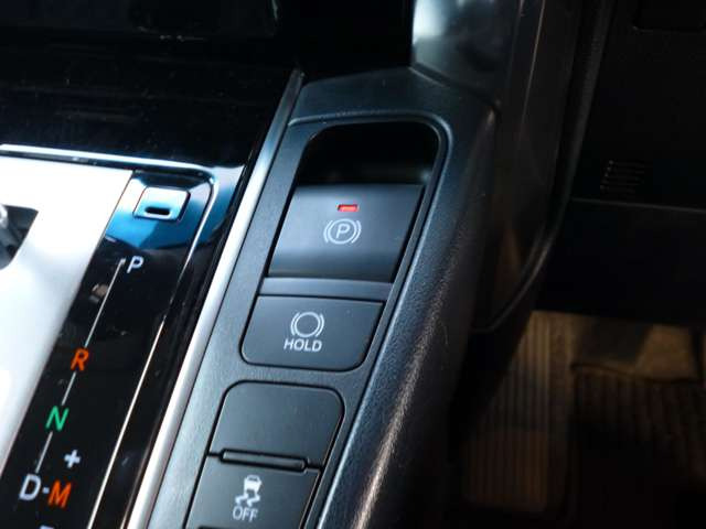 電動パーキングブレーキ!スイッチを操作するだけでパーキングブレーキをかけることができます!さらにオートホールド機能付なので停車時にブレーキペダルから足を離しても停車状態をキープします!
