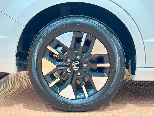 �y����16�C���`�A���~�z�C�[���z�O�ςɃ}�b�`���������A���~�z�C�[���𑕒����Ă���܂��B�e��ЊO�A���~�z�C�[����A�X�^�b�h���X�^�C�����戵�����Ă���܂��B���񂲑��k����������