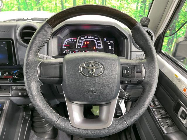 �C���e���A�ɍ��킹���f�U�C���̃X�e�A�����O�́A�^�]�������̂��Ƃ��l���A�^�]���₷���`��A�傫���ł��B�����x�A���ۂɐG���Ă��m���߂��������B