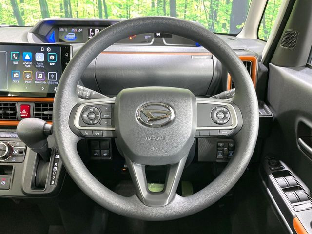 インテリアに合わせたデザインのステアリングは、運転される方のことも考え、運転しやすい形状、大きさです。是非一度、実際に触ってお確かめください。