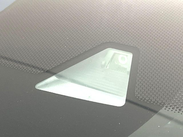 �y�z���_�Z���V���O�z���s���ɑO���̎ԗ�����F�����A�Փ˂������Ȏ��͌x��ƃu���[�L�ŏՓˉ���Ɣ�Q�y�����A�V�X�g�B�����S�Ƀh���C�u�����y���݂��������܂��B