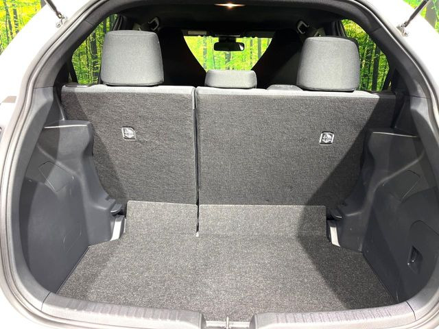 ���i�̂���������ʋ΁A���}���ɏ\���ȉ׎��X�y�[�X���m�ۂ��Ă���܂��B�Z�J���h�V�[�g��|���ƁA�傫�ȉו��̐ύڂ��\�ł���