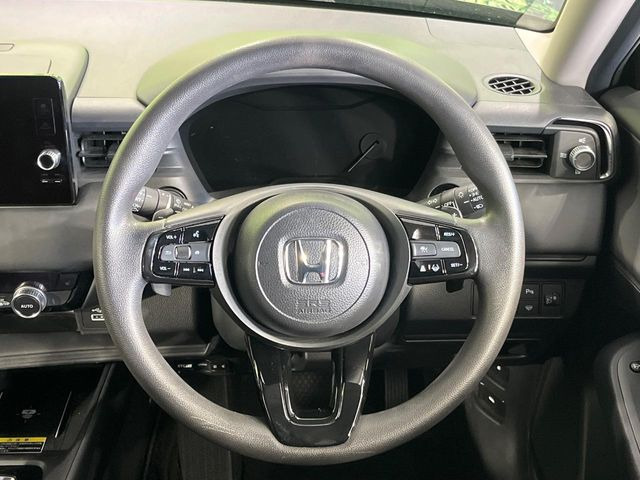 �C���e���A�ɍ��킹���f�U�C���̃X�e�A�����O�́A�^�]�������̂��Ƃ��l���A�^�]���₷���`��A�傫���ł��B�����x�A���ۂɐG���Ă��m���߂��������B