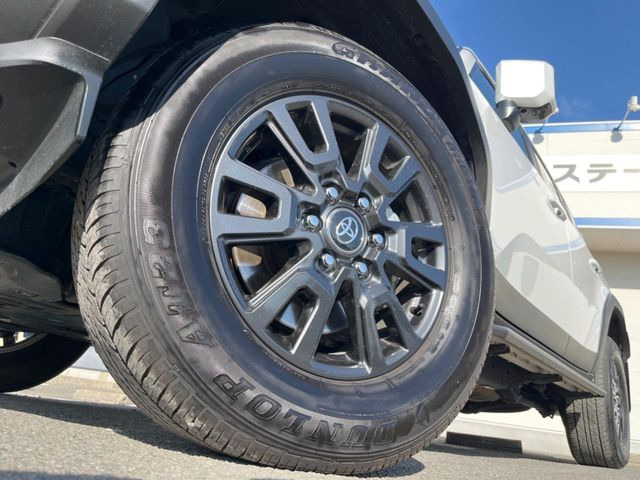 �y����18�C���`�A���~�z�C�[���z�O�ςɃ}�b�`���������A���~�z�C�[���𑕒����Ă���܂��B�e��ЊO�A���~�z�C�[����A�X�^�b�h���X�^�C�����戵�����Ă���܂��B���񂲑��k����������