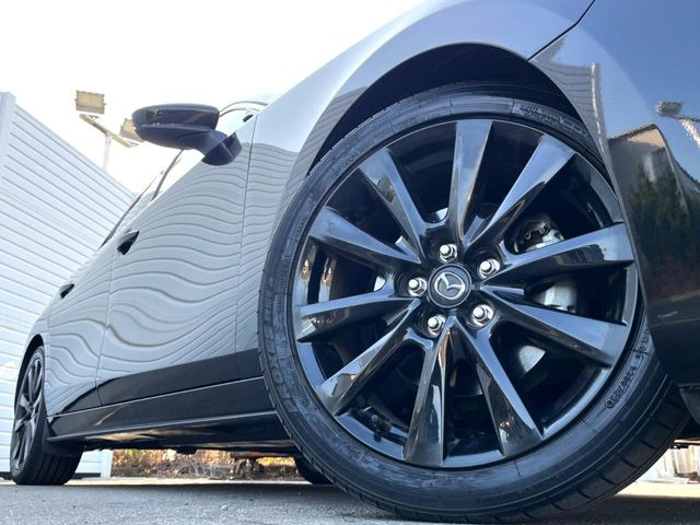 �y�O���[�h��p����18�C���`�A���~�z�C�[���z�f�U�C�����̍��������A���~�z�C�[���𑕒����Ă���܂��B�e��ЊO�A���~�z�C�[����A�X�^�b�h���X�^�C�����戵�����Ă���܂��B���񂲑��k����������