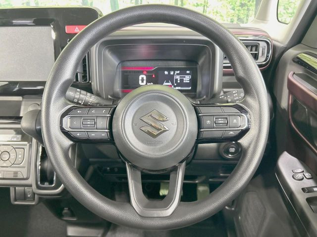 �C���e���A�ɍ��킹���f�U�C���̃X�e�A�����O�́A�^�]�������̂��Ƃ��l���A�^�]���₷���`��A�傫���ł��B�����x�A���ۂɐG���Ă��m���߂��������B