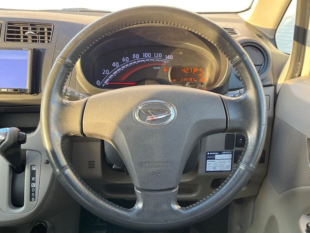 �C���e���A�ɍ��킹���f�U�C���̃X�e�A�����O�́A�^�]�������̂��Ƃ��l���A�^�]���₷���`��A�傫���ł��B�����x�A���ۂɐG���Ă��m���߂��������B