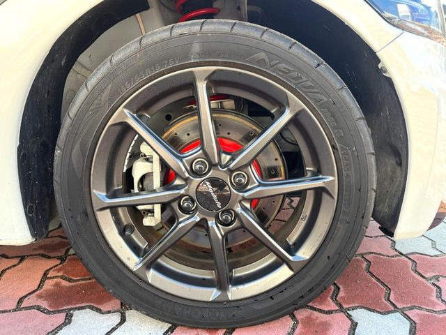 �y�����A���~�z�C�[���z�O�ςɃ}�b�`���������A���~�z�C�[���𑕒����Ă���܂��B�e��ЊO�A���~�z�C�[����A�X�^�b�h���X�^�C�����戵�����Ă���܂��B���񂲑��k����������