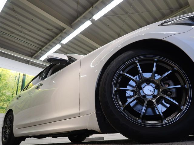 �yADVAN Racing18�C���`�A���~�z�C�[���z��l�C���[�J�[�̃z�C�[���𑕔���ADVAN Racing�͌y�ʁE���d�x�̃A���~�z�C�[���́A�n���h�����O�E�����ȂǁA����̎������サ�Ă���܂���