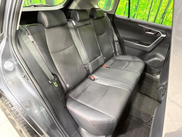 後部座席も気になるようなキズ・汚れやへたり等、大きなダメージはなく、良好な状態です。