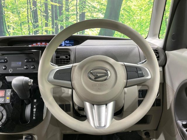 �C���e���A�ɍ��킹���f�U�C���̃X�e�A�����O�́A�^�]�������̂��Ƃ��l���A�^�]���₷���`��A�傫���ł��B�����x�A���ۂɐG���Ă��m���߂��������B