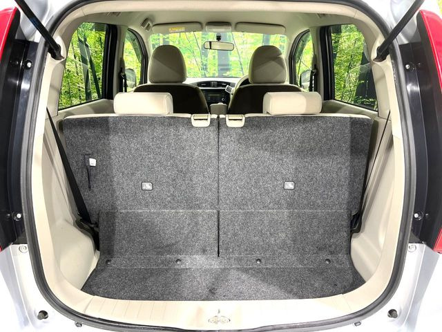 ���i�̂���������ʋ΁A���}���ɏ\���ȉ׎��X�y�[�X���m�ۂ��Ă���܂��B�Z�J���h�V�[�g��|���ƁA�傫�ȉו��̐ύڂ��\�ł���