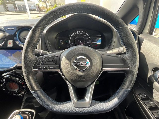 �C���e���A�ɍ��킹���f�U�C���̃X�e�A�����O�́A�^�]�������̂��Ƃ��l���A�^�]���₷���`��A�傫���ł��B�����x�A���ۂɐG���Ă��m���߂��������B