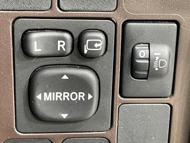 �y�d���i�[�~���[�z�T�C�h�~���[�͓d���i�[���ƂȂ��Ă���A�������ԏ�ł��L�Y�������X�N��}�����܂��B