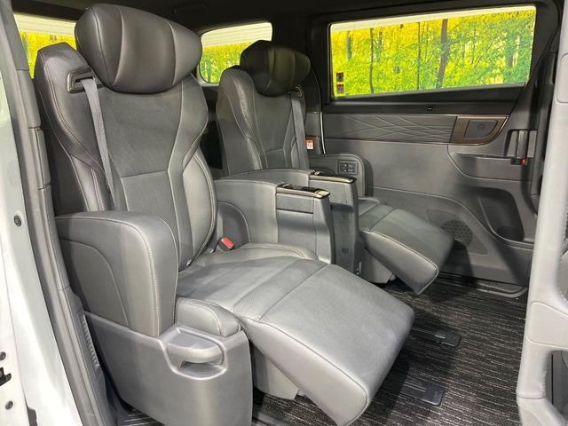 後部座席も気になるようなキズ・汚れやへたり等、大きなダメージはなく、良好な状態です。