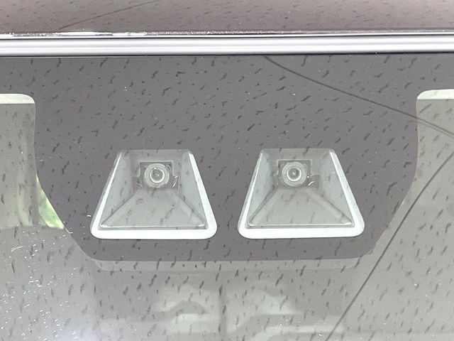 【スマートアシスト】走行中に前方の車両等を認識し、衝突しそうな時は警報とブレーキで衝突回避と被害軽減をアシスト。より安全にドライブをお楽しみいただけます。