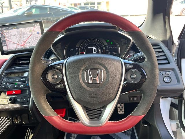 �C���e���A�ɍ��킹���f�U�C���̃X�e�A�����O�́A�^�]�������̂��Ƃ��l���A�^�]���₷���`��A�傫���ł��B�����x�A���ۂɐG���Ă��m���߂��������B