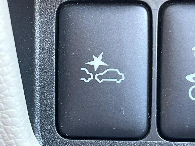 �y�G�}�[�W�F���V�[�u���[�L�z���s���ɑO���̎ԗ�����F�����A�Փ˂������Ȏ��͌x��ƃu���[�L�ŏՓˉ���Ɣ�Q�y�����A�V�X�g�B�����S�Ƀh���C�u�����y���݂��������܂��B