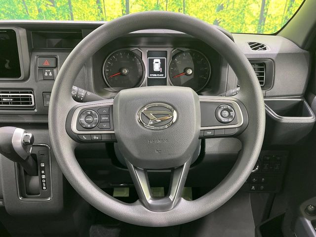 �C���e���A�ɍ��킹���f�U�C���̃X�e�A�����O�́A�^�]�������̂��Ƃ��l���A�^�]���₷���`��A�傫���ł��B�����x�A���ۂɐG���Ă��m���߂��������B