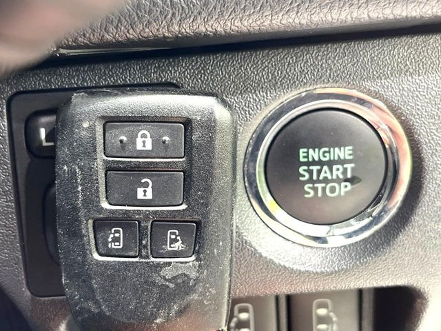 【スマートキー】カバンやポケットに入れたままでもドアの施錠・解錠が可能なスマートキーを装備。エンジンのオン・オフ時もカギを取り出す必要が無いからとっても便利です♪