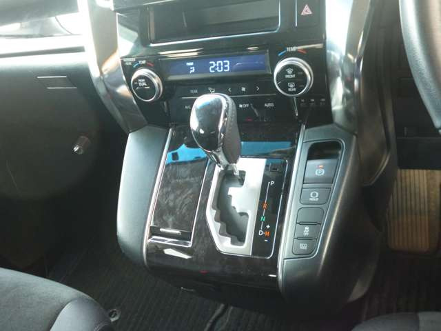 助手席への移動もスムーズにいけるインパネシフトを採用!足元が広々、ゆったり!また小物入れにもこだわりがあります。収納力もお任せ下さい。散らかりがちな車内もスッキリ!