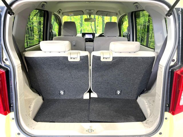 ���i�̂���������ʋ΁A���}���ɏ\���ȉ׎��X�y�[�X���m�ۂ��Ă���܂��B�Z�J���h�V�[�g��|���ƁA�傫�ȉו��̐ύڂ��\�ł���