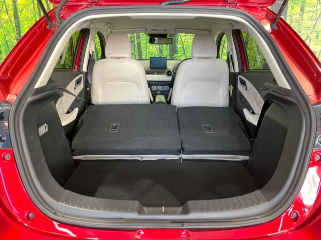 ���i�̂���������ʋ΁A���}���ɏ\���ȉ׎��X�y�[�X���m�ۂ��Ă���܂��B�Z�J���h�V�[�g��|���ƁA�傫�ȉו��̐ύڂ��\�ł���