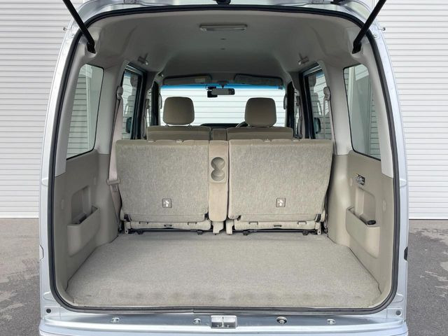 ���i�̂���������ʋ΁A���}���ɏ\���ȉ׎��X�y�[�X���m�ۂ��Ă���܂��B�Z�J���h�V�[�g��|���ƁA�傫�ȉו��̐ύڂ��\�ł���