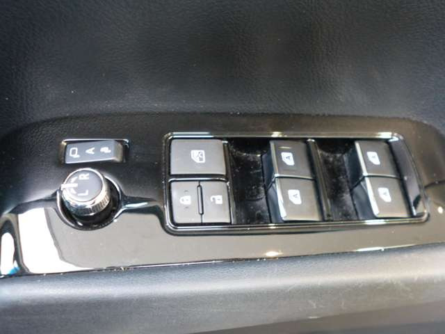 電動格納ドアミラーも付いてます。