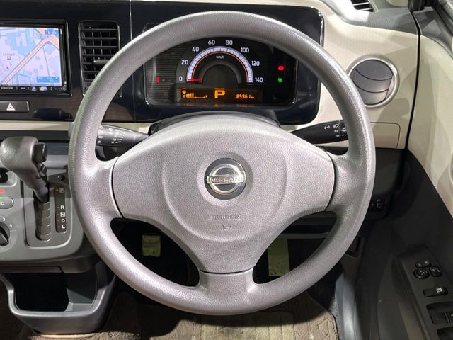 �C���e���A�ɍ��킹���f�U�C���̃X�e�A�����O�́A�^�]�������̂��Ƃ��l���A�^�]���₷���`��A�傫���ł��B�����x�A���ۂɐG���Ă��m���߂��������B