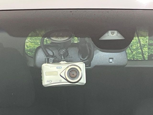 �y�z���_�Z���V���O�z���s���ɑO���̎ԗ�����F�����A�Փ˂������Ȏ��͌x��ƃu���[�L�ŏՓˉ���Ɣ�Q�y�����A�V�X�g�B�����S�Ƀh���C�u�����y���݂��������܂��B