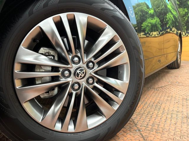 【純正アルミホイール】外観にマッチした純正アルミホイールを装着しております。各種社外アルミホイールや、スタッドレスタイヤも取扱いしております。是非ご相談ください♪