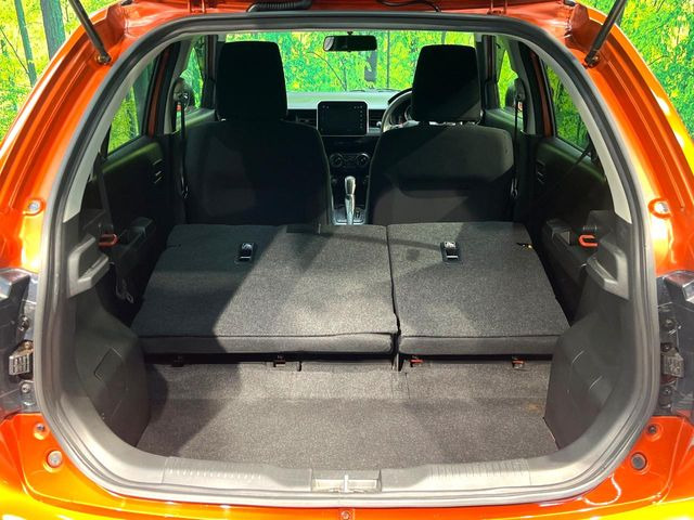 ���i�̂���������ʋ΁A���}���ɏ\���ȉ׎��X�y�[�X���m�ۂ��Ă���܂��B�Z�J���h�V�[�g��|���ƁA�傫�ȉו��̐ύڂ��\�ł���