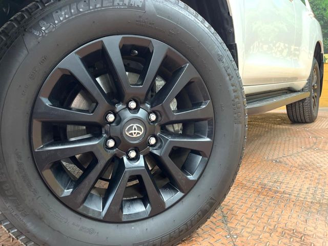 �y�����A���~�z�C�[���z�O�ςɃ}�b�`���������A���~�z�C�[���𑕒����Ă���܂��B�e��ЊO�A���~�z�C�[����A�X�^�b�h���X�^�C�����戵�����Ă���܂��B���񂲑��k����������