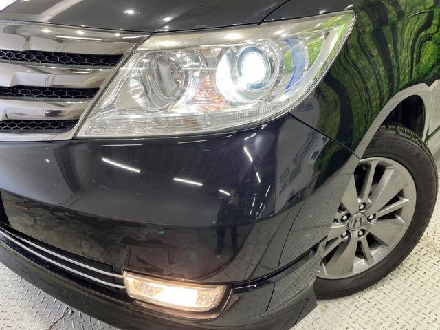 【HIDヘッドライト】非常に明るく前方を照らしてくれるので、悪天候や夜間の走行時も視界良好で安心してお乗りいただけます。