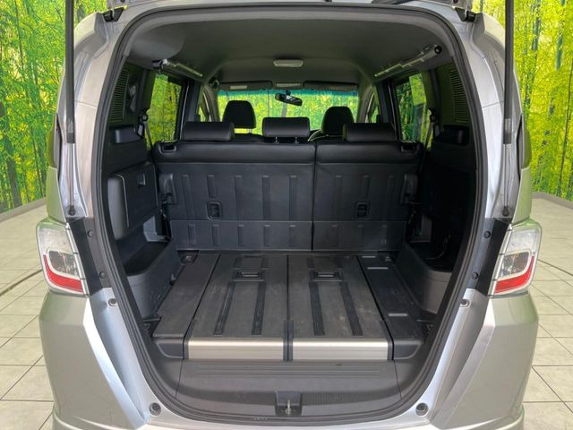 ���i�̂���������ʋ΁A���}���ɏ\���ȉ׎��X�y�[�X���m�ۂ��Ă���܂��B�Z�J���h�V�[�g��|���ƁA�傫�ȉו��̐ύڂ��\�ł���