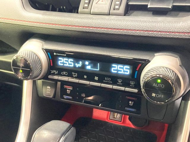 【シートベンチレーション】夏場は涼しい風でお尻や背中の熱やムレを防ぎ、冬はエアコンよりも早く温まってポカポカに!季節を問わず快適に過ごせます。