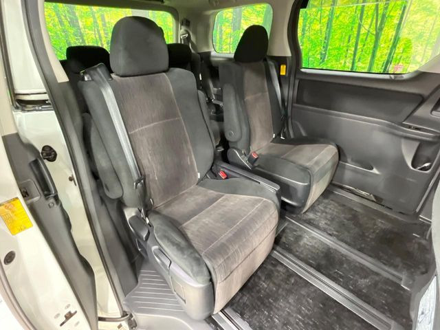 後部座席も気になるようなキズ・汚れやへたり等、大きなダメージはなく、良好な状態です。