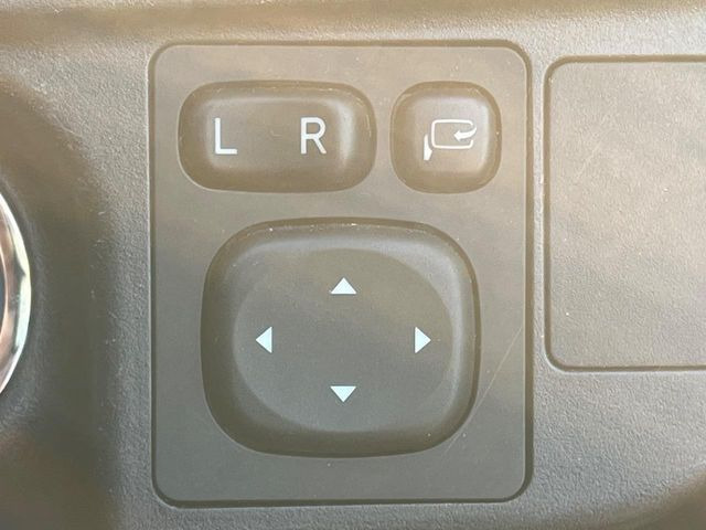 �y�d���i�[�~���[�z�T�C�h�~���[�͓d���i�[���ƂȂ��Ă���A�������ԏ�ł��L�Y�������X�N��}�����܂��B