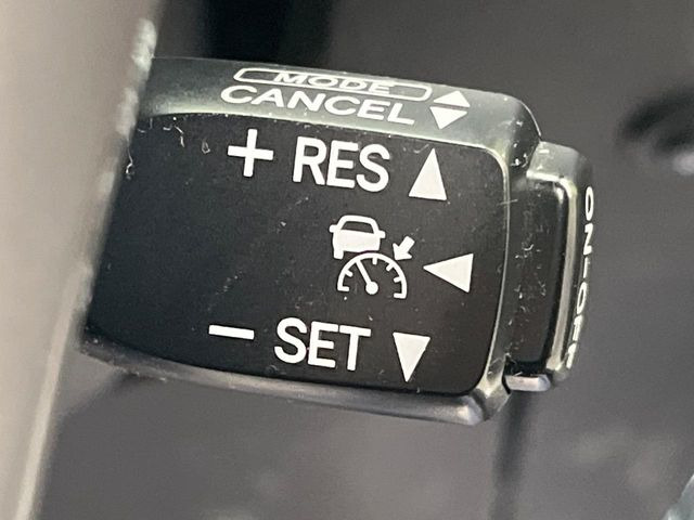 【レーダークルーズコントロール】高速道路での長距離走行が楽に!!自動で速度を保つクルーズコントロールが、衝突軽減システムと連携し、前方の車両を感知して車間を保つように速度調節してくれます!!