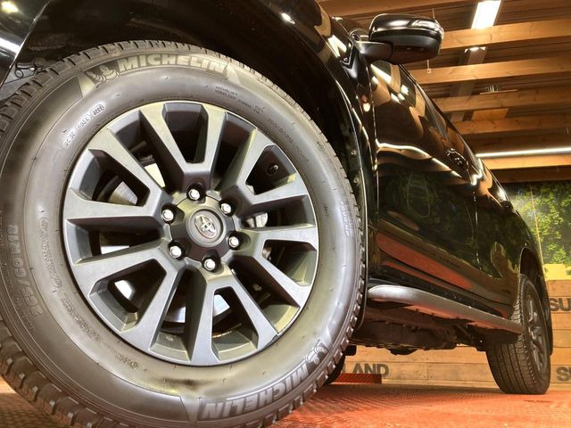 �y�O���[�h��p����18�C���`�A���~�z�C�[���z�f�U�C�����̍��������A���~�z�C�[���𑕒����Ă���܂��B�e��ЊO�A���~�z�C�[����A�X�^�b�h���X�^�C�����戵�����Ă���܂��B���񂲑��k����������