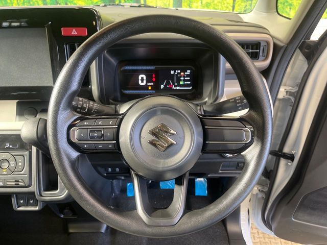 �C���e���A�ɍ��킹���f�U�C���̃X�e�A�����O�́A�^�]�������̂��Ƃ��l���A�^�]���₷���`��A�傫���ł��B�����x�A���ۂɐG���Ă��m���߂��������B