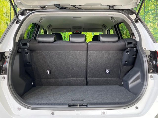 ���i�̂���������ʋ΁A���}���ɏ\���ȉ׎��X�y�[�X���m�ۂ��Ă���܂��B�Z�J���h�V�[�g��|���ƁA�傫�ȉו��̐ύڂ��\�ł���