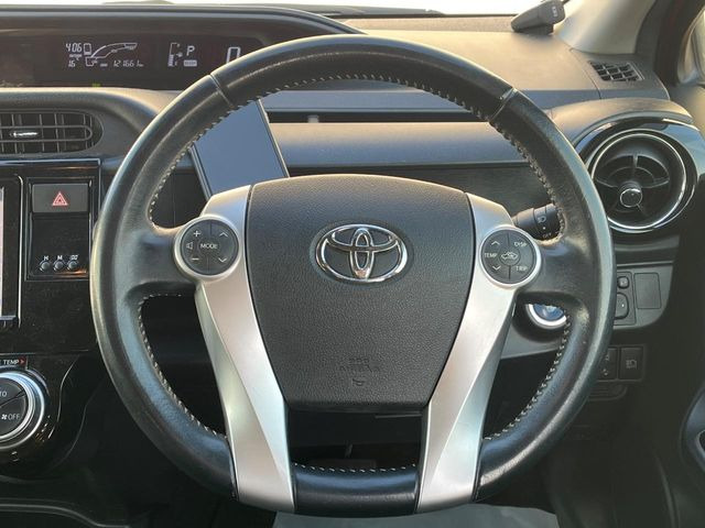 �C���e���A�ɍ��킹���f�U�C���̃X�e�A�����O�́A�^�]�������̂��Ƃ��l���A�^�]���₷���`��A�傫���ł��B�����x�A���ۂɐG���Ă��m���߂��������B