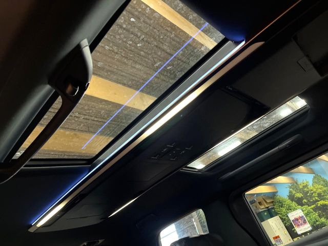 【左右独立ムーンルーフ】2列目左右席にそれぞれ配置されたガラスルーフ!日差しに合わせて片側だけシェードを閉めることも可能です!