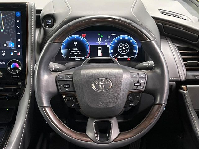 インテリアに合わせたデザインのステアリングは、運転される方のことも考え、運転しやすい形状、大きさです。是非一度、実際に触ってお確かめください。