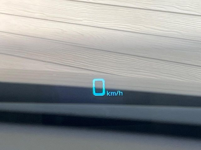 �y�w�b�h�A�b�v�f�B�X�v���C�z���݂̑��x�⑖�s�����f�W�^���\���ŉ^�]�ȑO���̃K���X�ɓ��e!�^�]���A�ڐ������炳���K�v�ȏ����m�F�ł���̂łƂ��Ă��֗��ň��S!