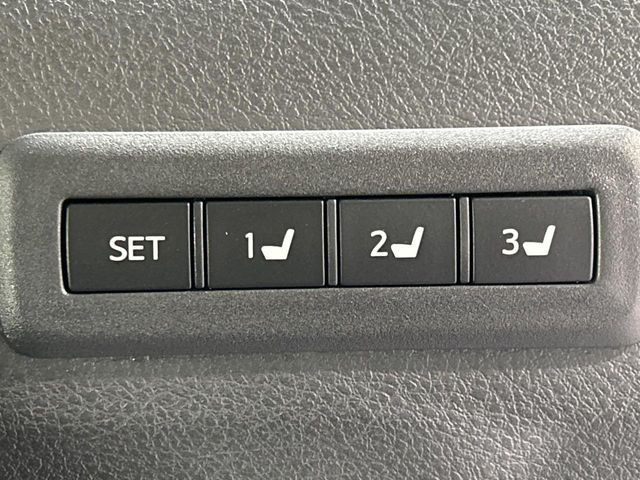 【メモリー機能付きパワーシート】ドライバーごとに設定したシート位置を記憶して、ボタン一つで切り替えできる便利な機能!運転する方が複数名いらっしゃるご家庭におすすめです♪