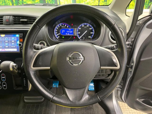 �C���e���A�ɍ��킹���f�U�C���̃X�e�A�����O�́A�^�]�������̂��Ƃ��l���A�^�]���₷���`��A�傫���ł��B�����x�A���ۂɐG���Ă��m���߂��������B